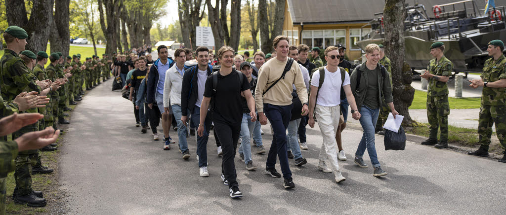 Här rycker värnpliktiga soldater ut till varma applåder från övriga delar av regementet efter en väl genomförd utbildning.
