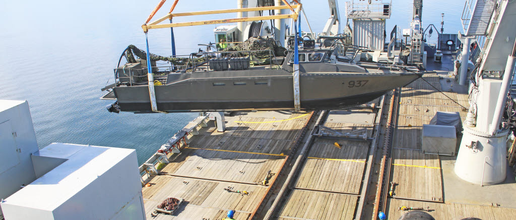Övningsmoment i logistikförsörjning mellan HMS Belos och amfibieenheter under Swenex 18.