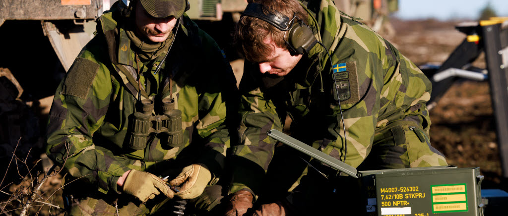 Två soldater med ammunitionslåda.