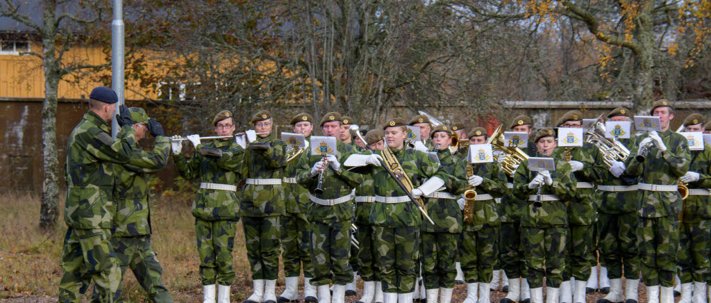 H. M. Konungen och chefen SWEDEC visiterar Hemvärnets musikkår Eksjö
