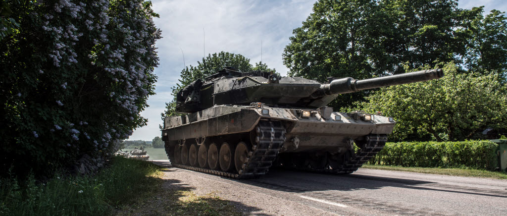 Stridsvagnar från Wartofta kompani, P4 Skaraborgs Regemente, framrycker längs landsväg mot Borensberg under övning Våreld 18. Kompaniet har nyligen lastats av efter att ha transporterats med hjälp av tung transport (lastbil med släp) från Skövde.

21-30 maj 2018 samlar övning Våreld 18 en stor del av arméns förband för att öva förmågan att med markstridskrafter försvara Sverige. Övningen genomförs i och omkring Skövde och Karlsborg samt på och runt Kvarn utanför Motala. Skaraborgs regemente (P 4) är ansvariga och planerar övningen där cirka 2 500 deltagare från 12 olika förband deltar. Övriga förband är Södra Skånska regementet (P 7) Livgardet (LG), Livregementets husarer (K 3), Göta ingenjörregemente (Ing 2), Trängregementet (TrängR), Försvarsmaktens tekniska skola (FMTS), Helikopterflottiljen, Ledningsregementet (LedR), Försvarsmedicincentrum (FömedC), Markstridsskolan (MSS) och Försvarsmaktens logistik (FMLOG).