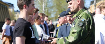 Chefen för Artilleriregemetet, överstelöjtnant Anders Högrell, delar ut värnpliktsmedaljerna.