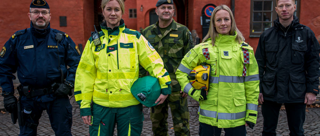 Militär tillsammans med bland annat polis och ambulanssjukvårdare.