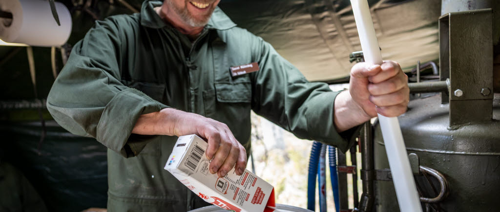 Fältkocken Daniel Mölleskog rör ner liter efter liter av mjölk i den stuvade potatisen. ”Det är inte som att laga mat hemma!”

