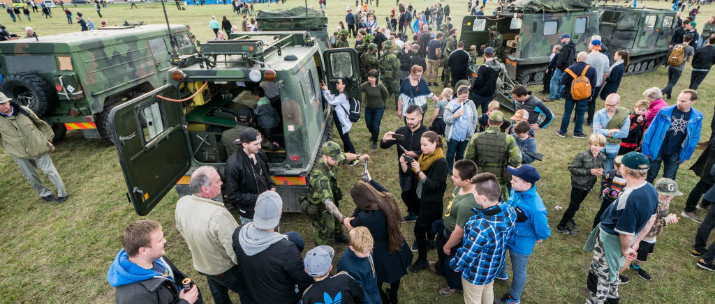 Den 24 september 2017 kl 11-16 genomfördes Försvarsdagen på Gärdet i Stockholm. Uppskattningsvis besöktes evenemanget av 80 000 personer. Uppvisningar genomfördes under hela dagen och det fanns ett stort utställningsområde med representanter från samtliga försvarsgrenar inklusive hemvärnet, samt frivilliga försvarsorganisationer, andra myndigheter och samarbetsorganisationer. På plats fanns även ÖB Micael Bydén och en hel del internationella gäster. 