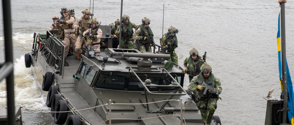 Två bevakningsbåtar ur 17.Bevakningsbåtskompaniet fäller skarpa sjunkbomber.