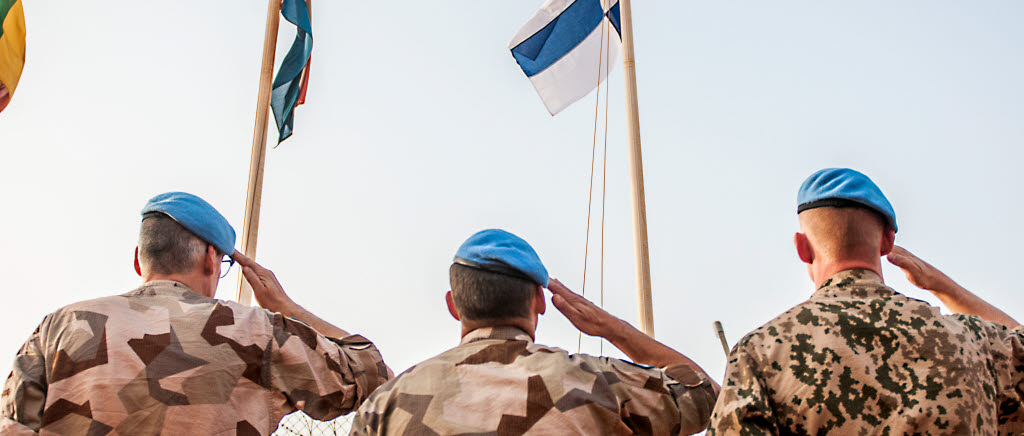 Den finska flaggan är precis hissad på Camp Nobel och kommer hänga tills det finska bidraget har lämnat.