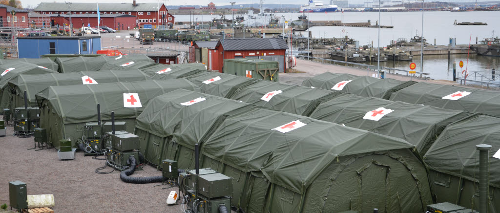 Sjukhuskompaniet är grupperat i hamnen på Göteborgs garnison, invid Göta älv.