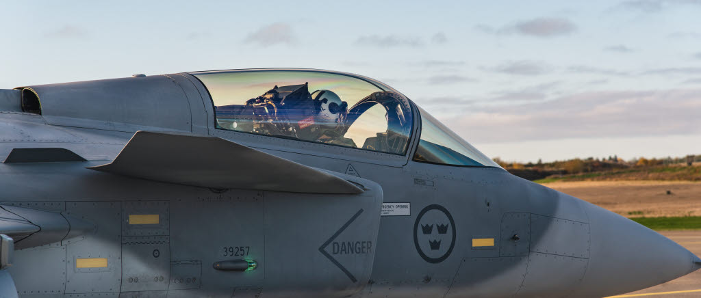 Jas 39 Gripen på väg att taxa ut.