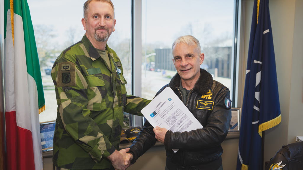 Överste Richard Gray lämnar över Letter of Appointment för rollen som NATO Department Head till chefen för Natos förmågeutveckling (MDFD), konteramiral Placido Torresi.
