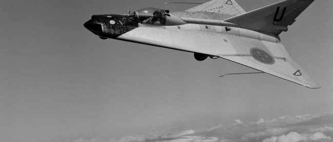Saabs flygplan 210 ("Lill-Draken") i luften. Bilden ingår i försvarsmakten.se/varhistoria. 
