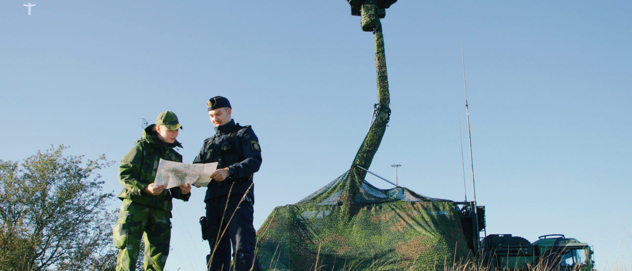 Militär och polis vid radar 