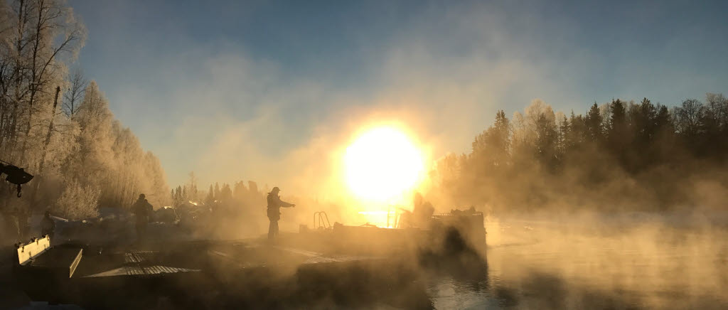 Fältarbetsoldaternas bogserbåt håller en brodel en isande kall morgon ute vid Ängesholmen norr om Boden. 