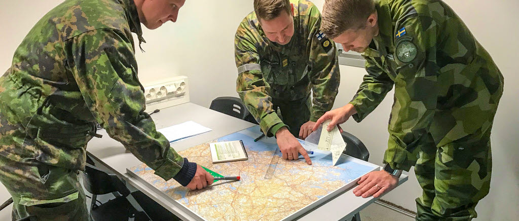 Stabsofficerare i SFATU genomför planering inför uppgift. 