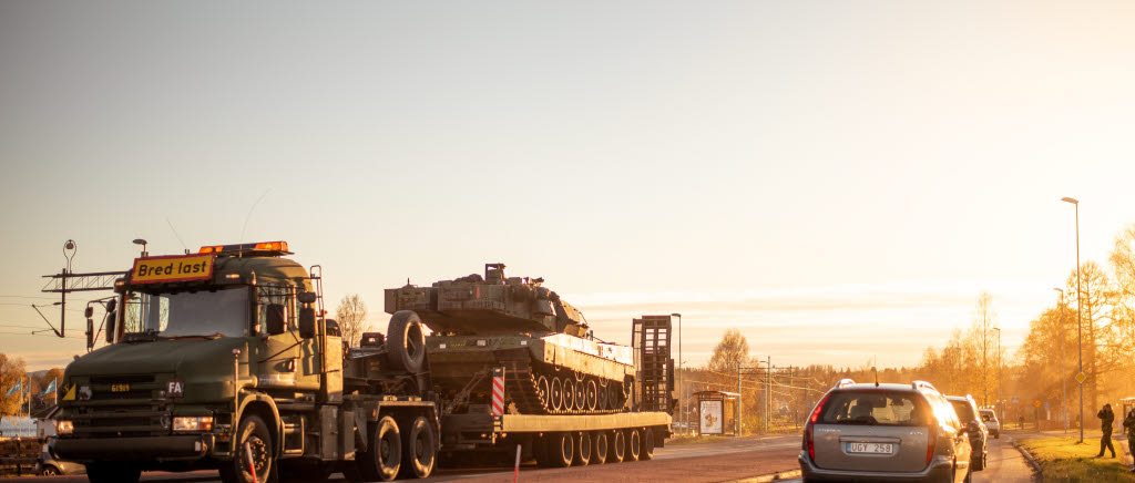 Transporter på väg genom Mora mot Trident Juncture