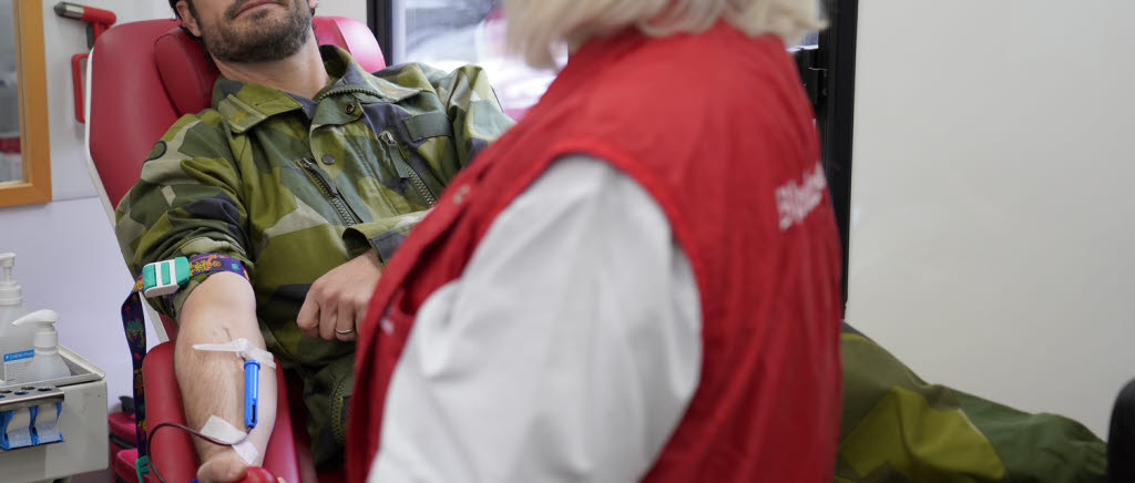 Inför blodgivardagen lämnade Prinsen blod vid Försvarsmaktens Högkvarter