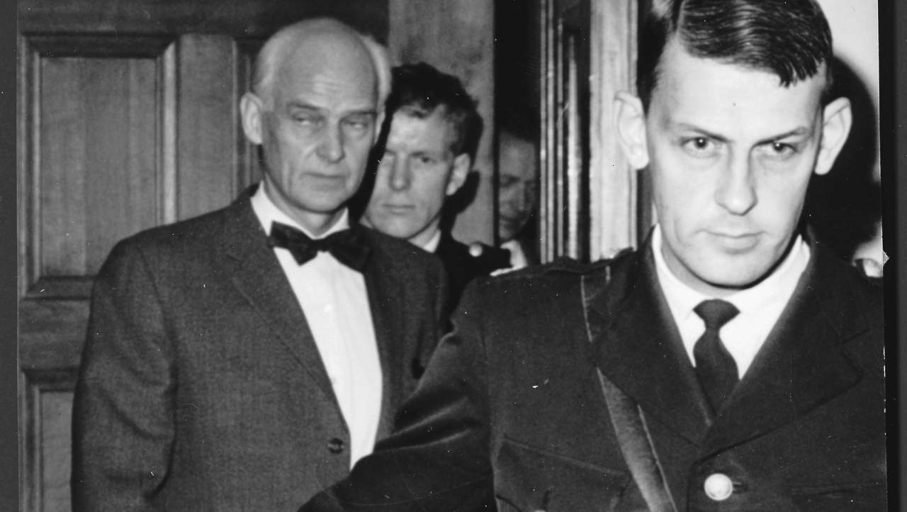 Överste Stig Wennerström förs in i rättssalen 1963. Bilden är en del av forsvarsmakten.se/varhistoria.
