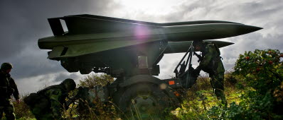 HALMSTAD 20110914. Soldater grupperar ett robotsystem 97. Robotsystem 97 har en räckvidd på 40 kilometer. Luftvärnet uppträder på marken och är en del av armén, men verkar framför allt i luftarenan. Uppgifterna är att övervaka luftrummet och upptäcka hot, samt skydda viktiga objekt och verksamheter mot angrepp från luften. De två luftvärnsbataljoner som ingår i insatsförsvaret utbildas och hålls i beredskap av Luftvärnsregementet. Med hjälp av olika sensorsystem (radar) kan de övervaka luftrummet, och skicka information till de olika robotsystem som har till uppgift att bekämpa mål i luften. I bataljonerna finns också funktioner som ansvarar för bland annat logistik, ledning/samband och insats/bevakning. Luftvärnsregementet ansvarar också för utbildning och insatser med hemvärnet/nationella skyddsstyrkorna i Halland. Foto: Sergeant Johan Lundahl/Combat Camera/Försvarsmakten.Bilden får användas av media utan kostnad om fullständig byline anges