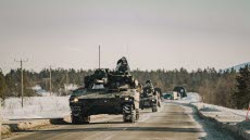 Stridsfordon 90 ur svenska armén under framryckning i norra Finland