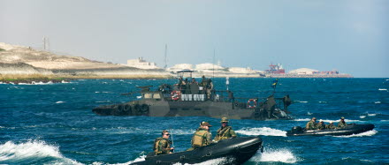 Nederländska Landing Craft Rubber Motorized (LCRM) möts upp och bogseras av svenska stridsbåtar från stranden vid Mogadishus internationella flygplats. Som en del av EU Naval Force beredduppgift (secondary support task) levererar fartyget HNLMS Johan de Witt två fordon till EUCAP NESTOR. Detta sker genom en logistikoperation mot flygplatsen i Mogadishu. Svenska stridsbåtar agerar platformar för spaning och undersökning av stranden under den förberedande fasen och som närskydd för landstigande delar via den holländska LCU:n (Landing Craft Utility) under genomförandefasen.