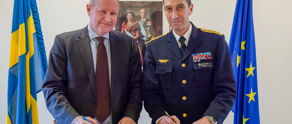 Överbefälhavare Micael Bydén och Dan Eliasson, generaldirektör MSB, i samband med att rapporten undertecknades.