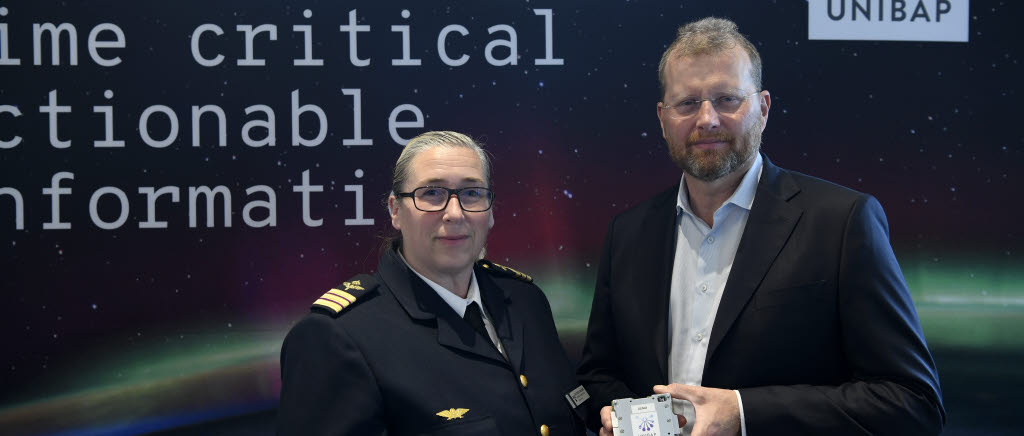 Flygvapnets rymdchef Ella Carlsson och Unibaps VD Johan Åman med en demonstrator på datorn som kommer ingå i Bifrost.