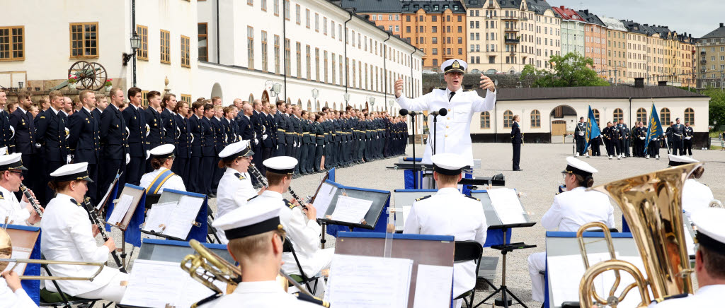 Marinens musikkår. Officersexamen på Militärhögskolan Karlberg för 230:e kursen på Officersprogrammet 2025-06-27.