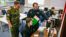 Minröjning syftar till att reducera risker från hot under ytan till acceptabla nivåer för annan sjötrafik. Det kräver god analys, planering och uppföljning av operationer. Under övningen agerar svenska officerare chefer på alla nivåer i övningen.