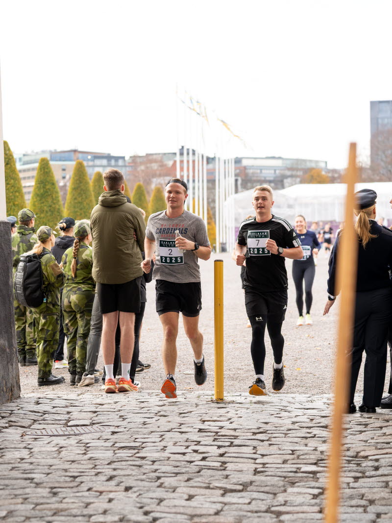 Karlberg Backyard Ultra löpartävling i Karlbergs slottspark. En tävling av och huvudsakligen för kadetter i syfte att tänja på gränser, skapa löparglädje samt samla in pengar till Ukraina. 