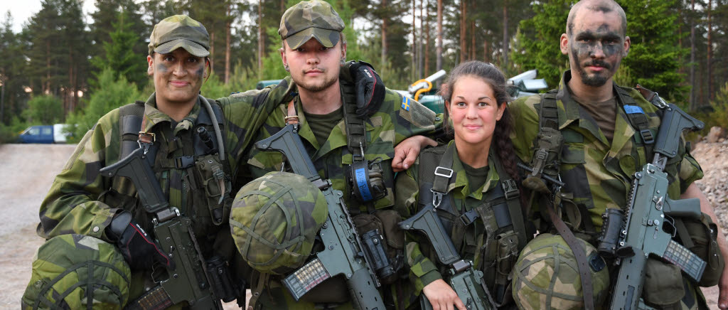 Fyra rekryter som trivs med livet: Emelie Edsmar, Alexander Brundin, Natalie Thorell och Joakim Willinge. 