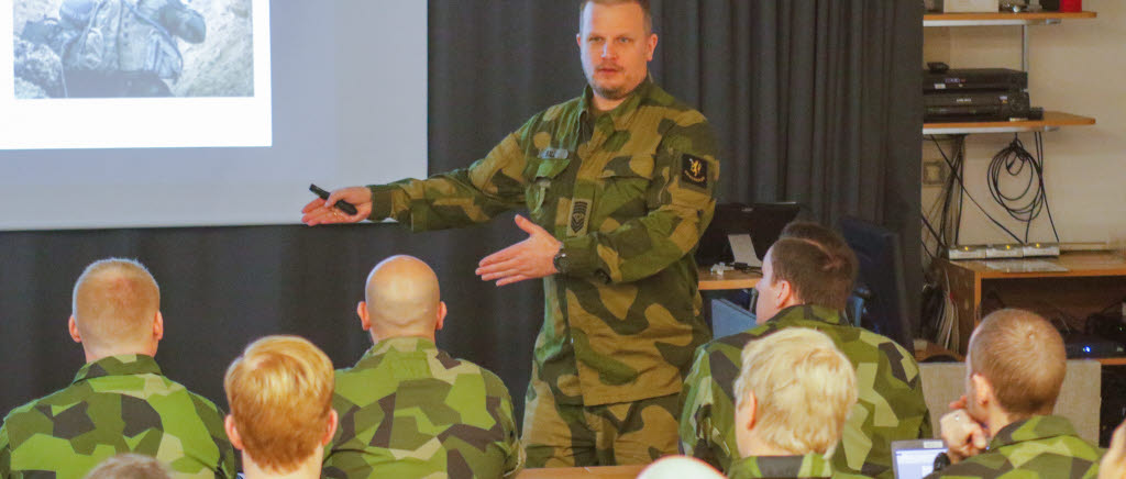 ”Som kompanichef är man stundtals ensam i planering, beslutsfattning eller andra svåra situationer. Viljan att lösa uppgiften är viktig, med andra ord viljan till självdisciplin”, berättade Jörgen Bull från Krigsskolan i Norge.