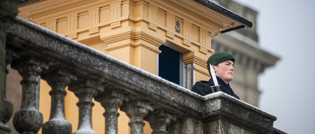 Värnpliktig soldater från Amfibieregementet under högvakt i januari 2021