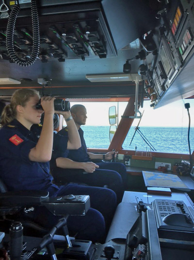 Holländska kadetter på besök hos Sjöstridsskolan i Karlskrona under en utbildningsexpedition i Östersjön. Här övas navigering ombord på HMS Arcturus, ett av SSS skolfartyg.