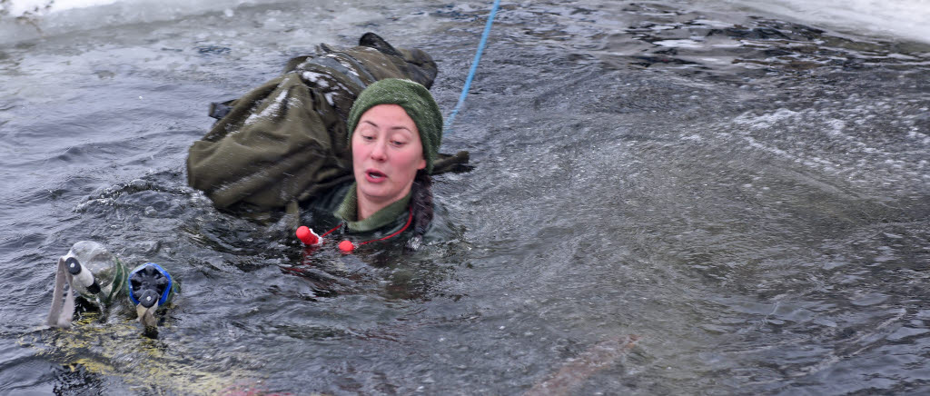 Första CBRN-kompaniet. Ivaksövning i Holmsunds hamn med stöd av Kustbevakningen.