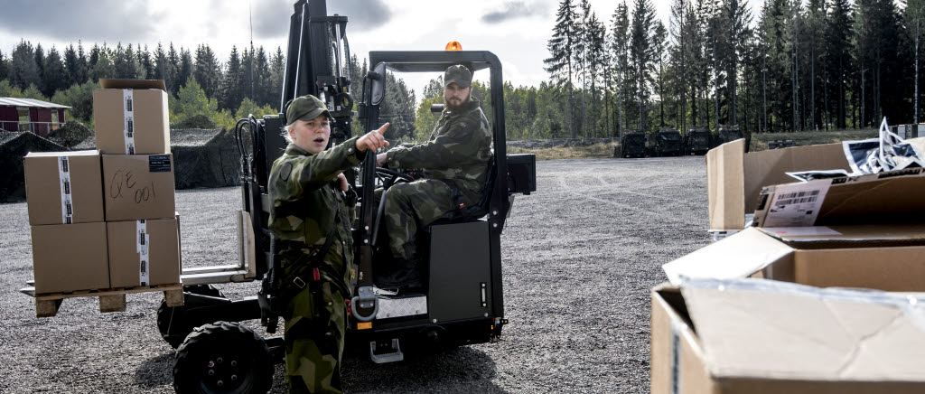 Soldater ur Trängregementet förbereder för att andra enheter skall komma och hämta upp de förnödenheter de beställt. 

För att öka den militära förmågan genomför Försvarsmakten under september försvarsmaktsövning Aurora 17. Aurora 17 är detn första och största övningen i sitt slag på mer än 20 år. Samtliga stridskrafter och fler än 20000 män och kvinnor kommer att delta. Det är en nationell övning som bygger ett starjare försvar och ökar den samlade förmågan att möta ett angrepp på Sverige. Under Aurora 17 kommer även ett flertal myndigheter och militära förband från andra länder delta. 
