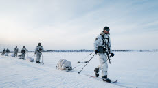 Sex jägarsoldater under framryckning på skidor.