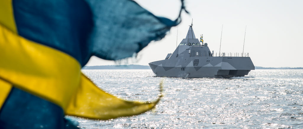 Marinchefen Jens Nykvist tar emot vice amiral Andrew Lewis från amerikanska andra flottan på VIP-besök ombord på HMS Helsingborg och HMS Vinga.

HMS Helsingborg
