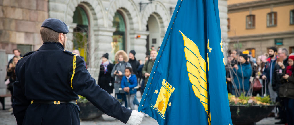 Vaktstyrkan genomför enligt tradition avmarsch till pågångsceremonin på yttre borggården utanför Stockholms slott.
