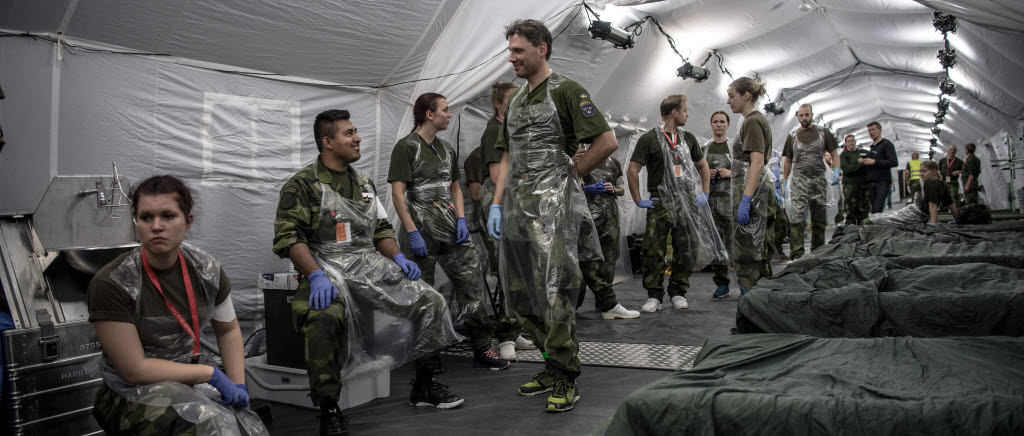 Ett sjukhuskompani från Försvarsmedicincentrum i Göteborg har byggt ett fältsjukhus och tar emot skadade.