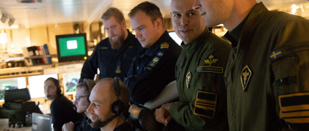 Arbetet i stridsledningscentralen följdes med stort intresse.