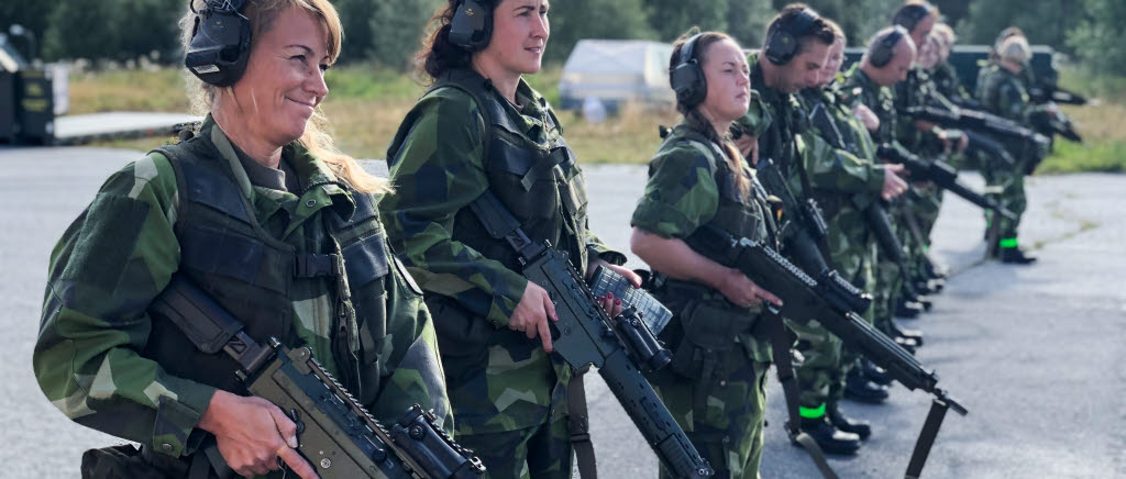 Skjutbana istället för kontor. Närmare 60 civilanställda bland förbanden i norr har genomgått den grundläggande soldatutbildningen för civila. 