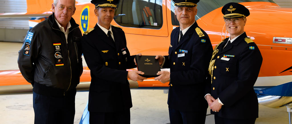 Under en ceremoni i Linköping tog flygvapenchefen emot det nya skolflygplanet SK 40. Planet kommer användas för att grundutbilda stridspilotelever på Flygskolan.
Försvarets materielverk överlämnade de tre första av totalt tio beställda skolflygplan av typen GROB G120TP, i Flygvapnet benämnt SK 40.
CEO André Hiebler Grob Aircraft, Lars Helmrich verksamhetsområdeschef Flyg FMV, Flygvapenchef Jonas Wikman, Anna Siverstig chef Luftstridsskolan
