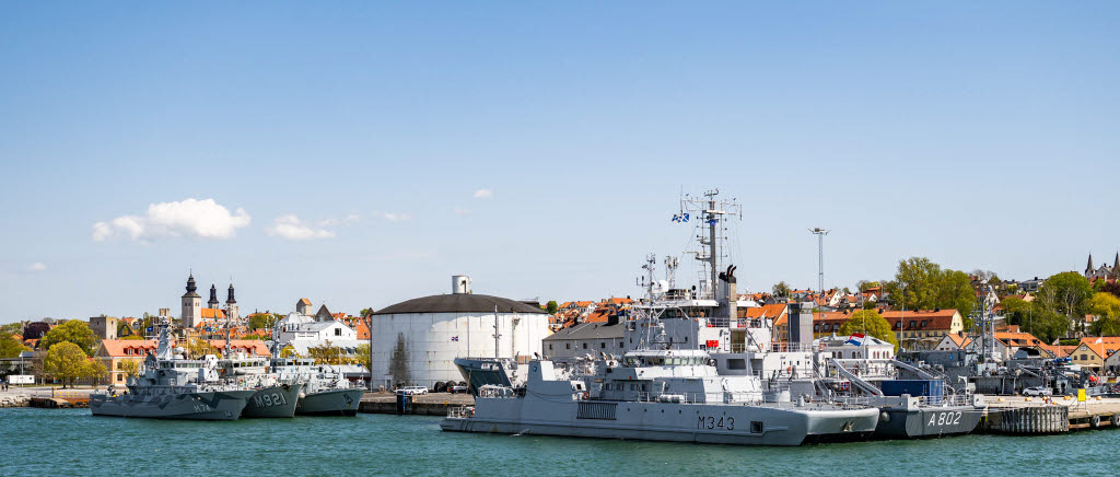 I slutet av maj 2025 besökte en av Natos stående minröjningsstyrkor och det svenska bidraget minröjningsfartyget HMS Kullen Visby hamn. Styrkan har precis avslutat övningen Open Spirit 25 i Litauen, där man lokaliserat och oskadliggjort flera historiska minor.