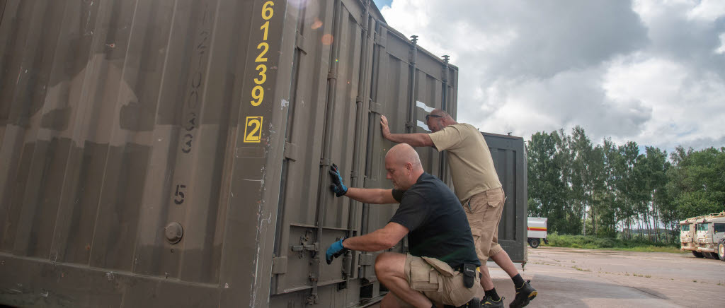 Lennart Lundin och Håkan Wedin stänger en container från Mali.