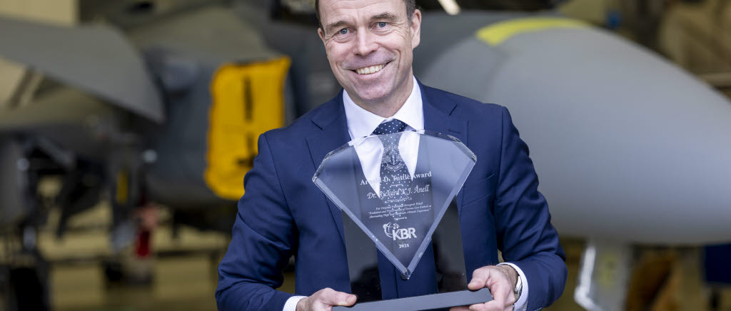 Dr Rickard Ånell med priset "Arnold Tuttle Award". 