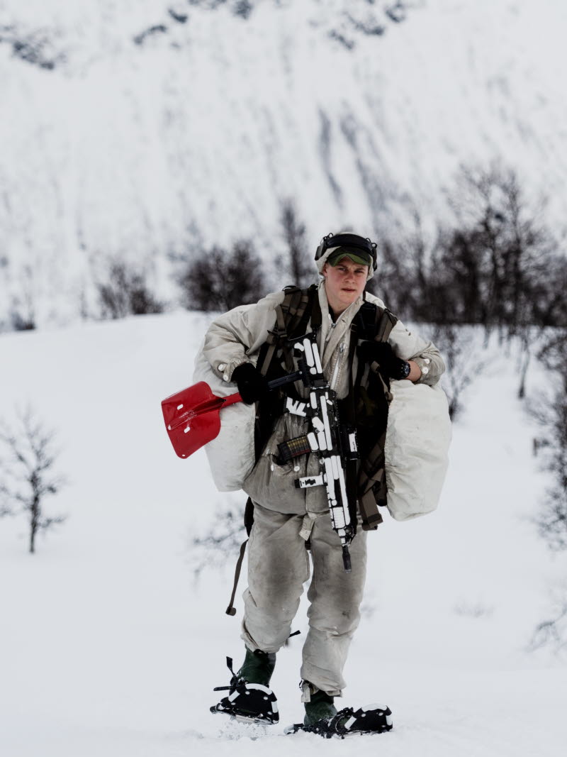 Jägarsoldater ur andra jägarskvadron fasar igen spår från snöskoter på väg in mot plutonens bas.

--

Övningen Cold Response 2020 genomförs 2-18 mars i Nordnorge. Övningen har drygt 16 000 deltagare från tio nationer. Från Sverige deltar personal ur 193:e jägarbataljonen från Arvidsjaur.