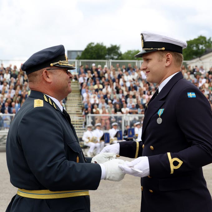 Forna Karlbergares hederssabel utdelas i år av ÖB till fänrik Arvid Börjesson. Officersexamen på Militärhögskolan Karlberg för 230:e kursen på Officersprogrammet 2025-06-27.