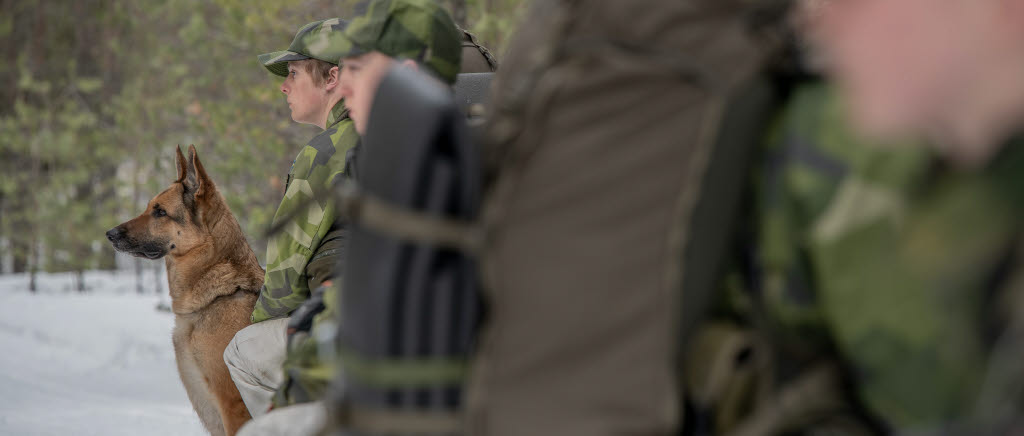 Hundutbildning 2020 utanför F 21, rekryter från flygbassäk.