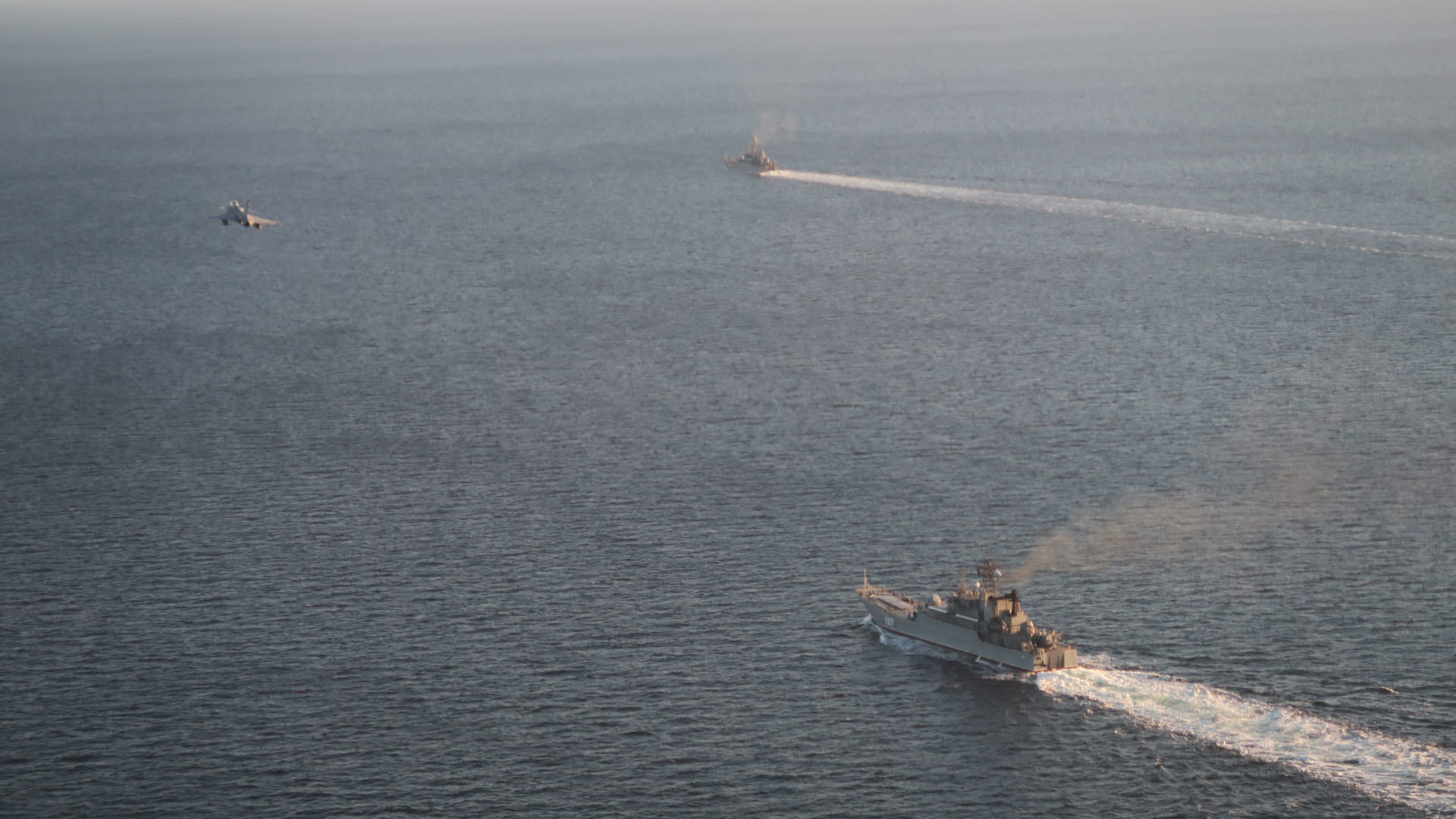 Истребители Вооруженных сил зафиксировали два российских десантных корабля, когда они вышли в Балтийское море на Рождество 2021 года. 
