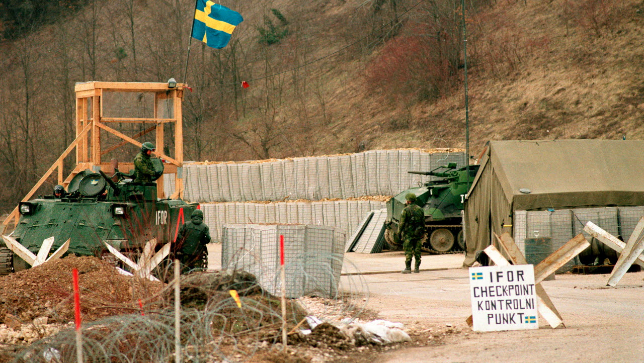 En checkpoint i Bosnien 1994. Bilden är en del av forsvarsmakten.se/varhistoria.